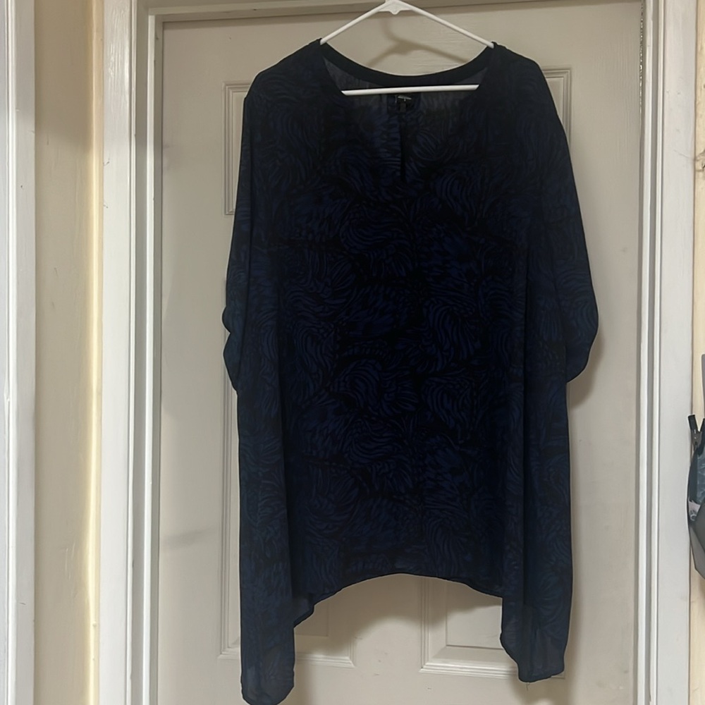 Torrid Blouse size 2 Dark Blue/Black print 3/4 sleeves Button Tabs High low hem